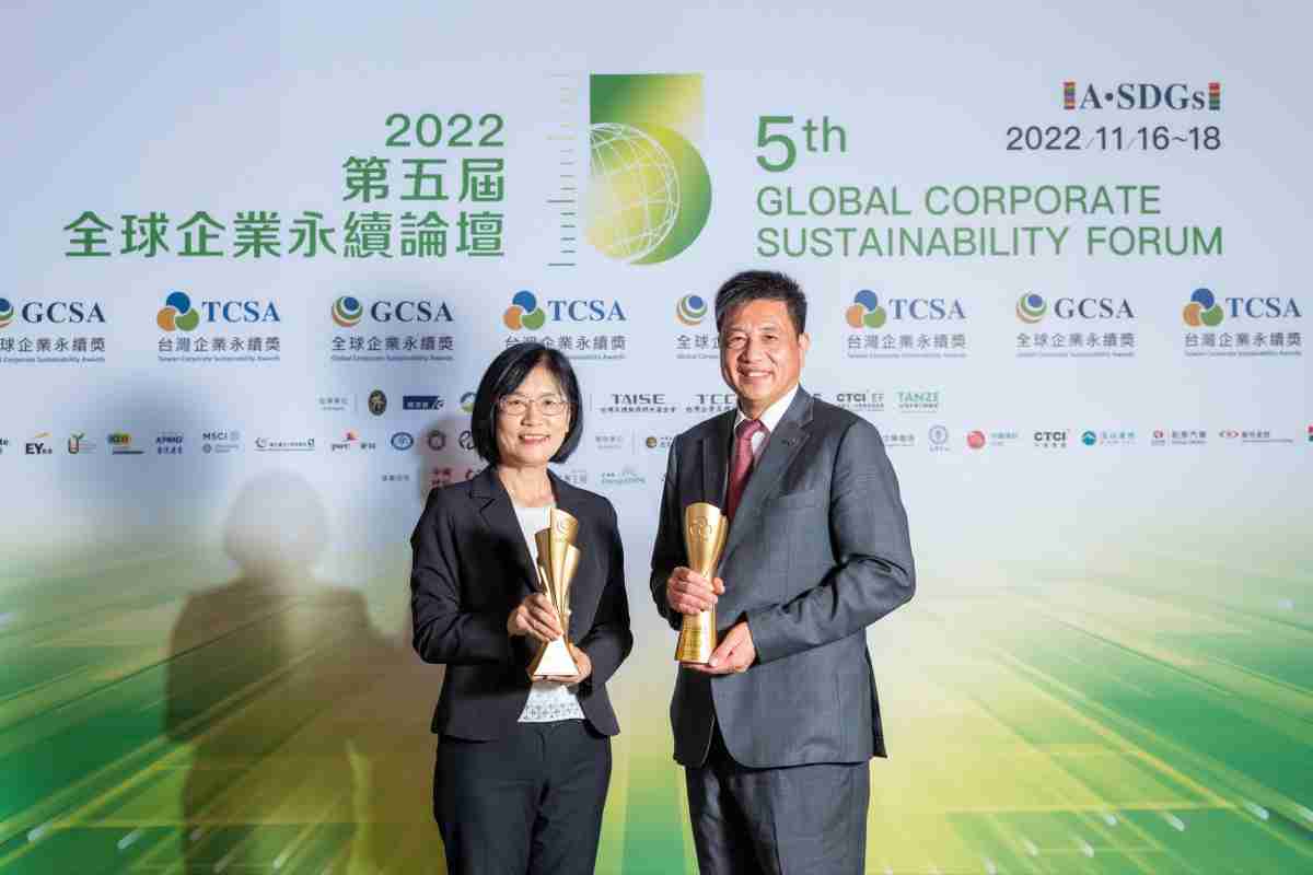 MG电玩作为净零碳排先锋，，，期引领价值链伙伴同行共好，，卫冕制造业组“十大典范企业” 二连冠殊荣(左：MG电玩光电永续长古秀华，，右：MG电玩光电董事长暨执行长彭双浪)