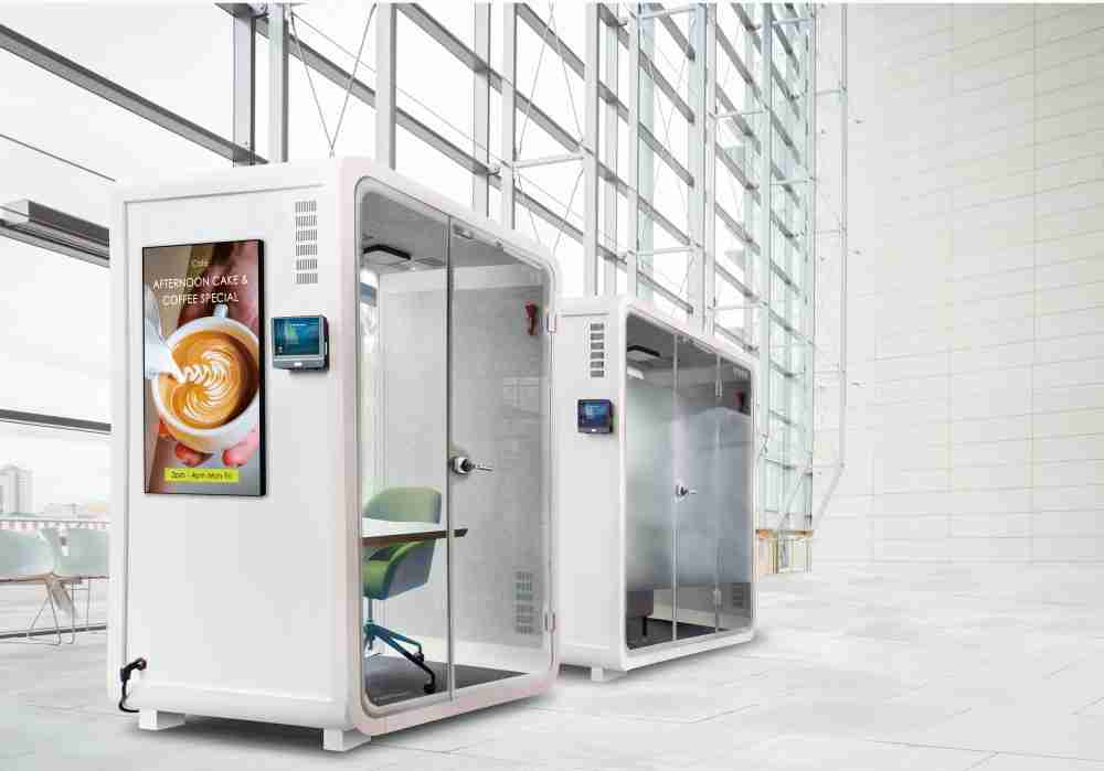 MG电玩子公司达擎之智慧行动办公舱，，采用PDLC智能调光玻璃设计，，透过通电与断电的电流切换，，呈现透明与雾面效果，，，，具节能降耗特性并兼顾隐私，，，确保信息安全