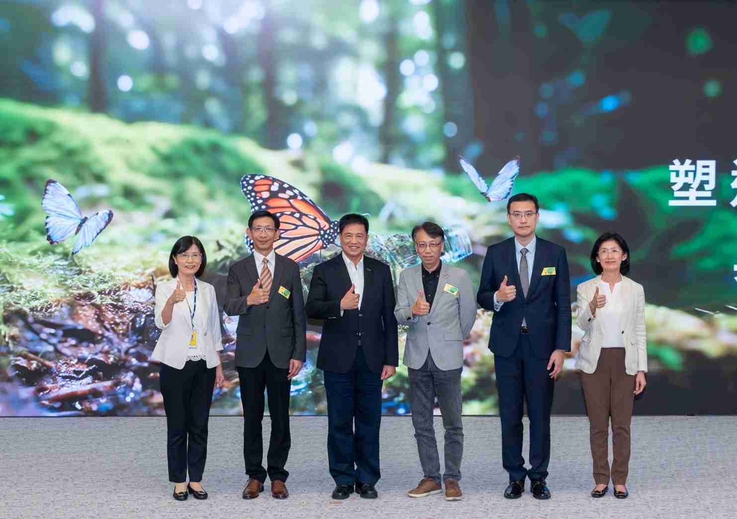 友達2023 CSR共榮大會，，，，邀請領域專家分享交流生物多樣性管理趨勢、、、無塑產品、、、、海廢永續塑料等議題  （圖左到右：友達光電永續長古秀華、、3M台灣技術長陳君杰、、、、友達光電董事長暨集團策略長彭双浪、、光寶科技企業永續發展處處長陳慶暉、、、安永聯合會計師事務所執業會計師曾于哲、、、友達光電供應鏈總部副總經理吳宜芳）