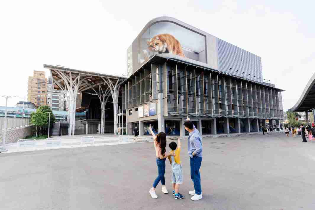 MG电玩打造全台最大户外裸视3D LED弧形萤幕，，将超立体的软萌胖橘猫动画活跃于顶楼外墙