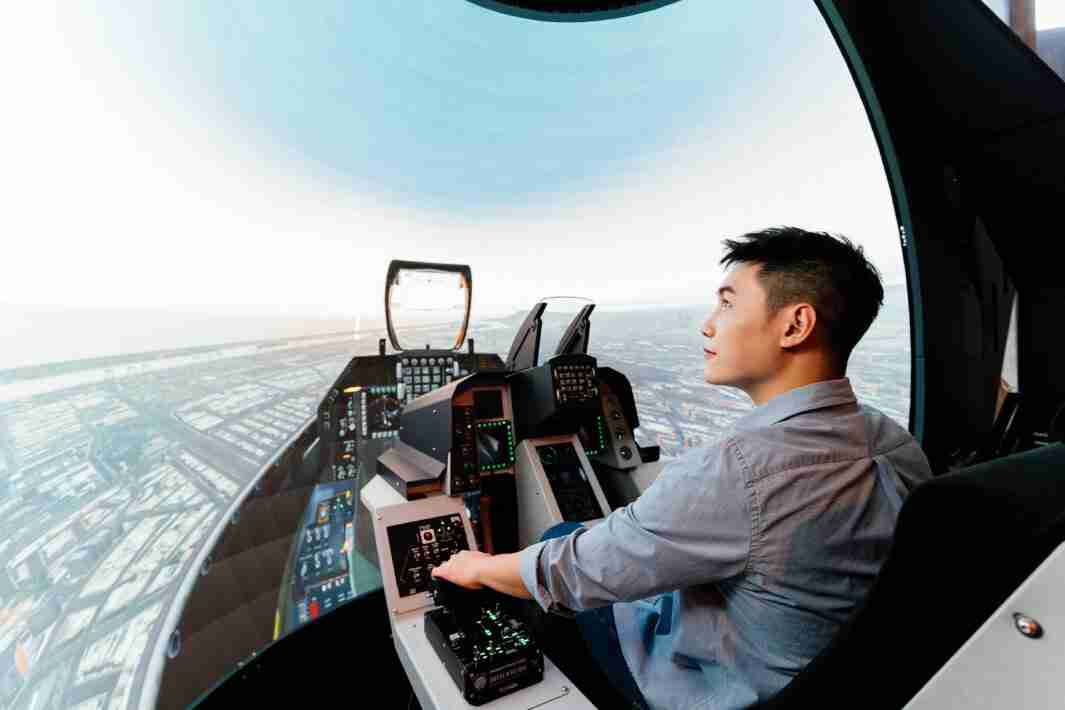 MG电玩以P1.25小间距打造球形LED模拟舱，，搭配智崴的精密六轴动态座椅，，，结合MG电玩专业影像调校技术，，，呈现拟真模拟飞行场景