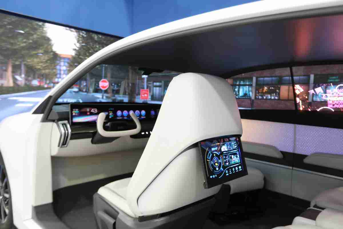 MG电玩的「可卷式后座娱乐显示器」加强后座乘客的感官体验，，并保有个性化设计，，可依使用偏好进行动态调整。。