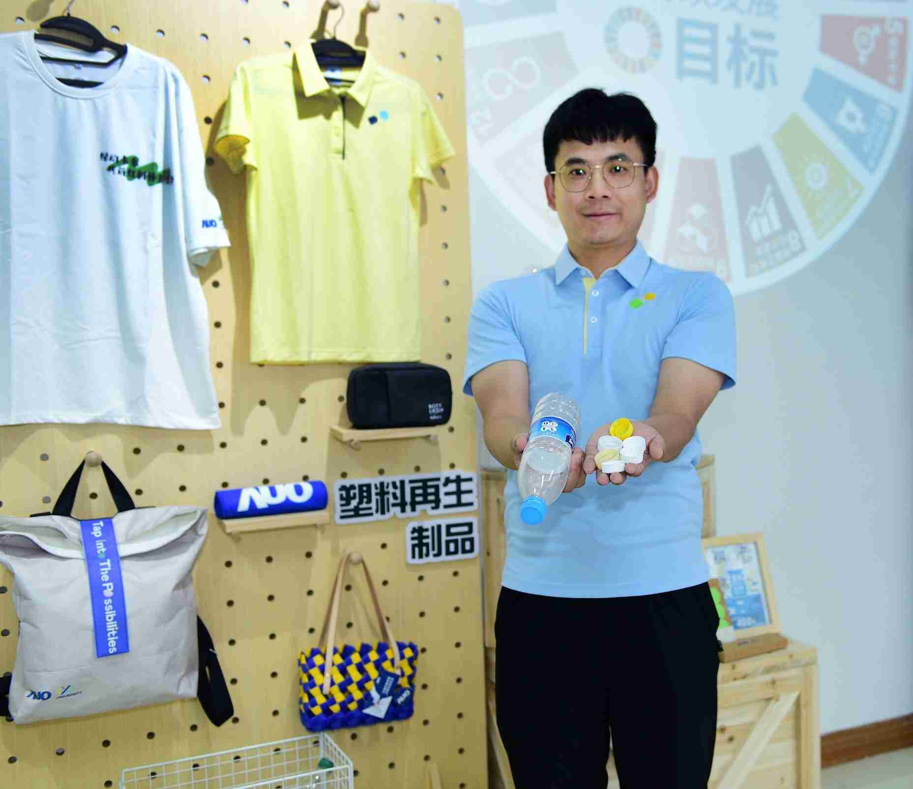 「2024智慧MG电玩展」永续发展馆中，，，展示MG电玩厦门驱动永续发展之成果，，，，包含将厂内废弃物再制为实用物品，，，将永续发展理念深植于员工生活日常实践