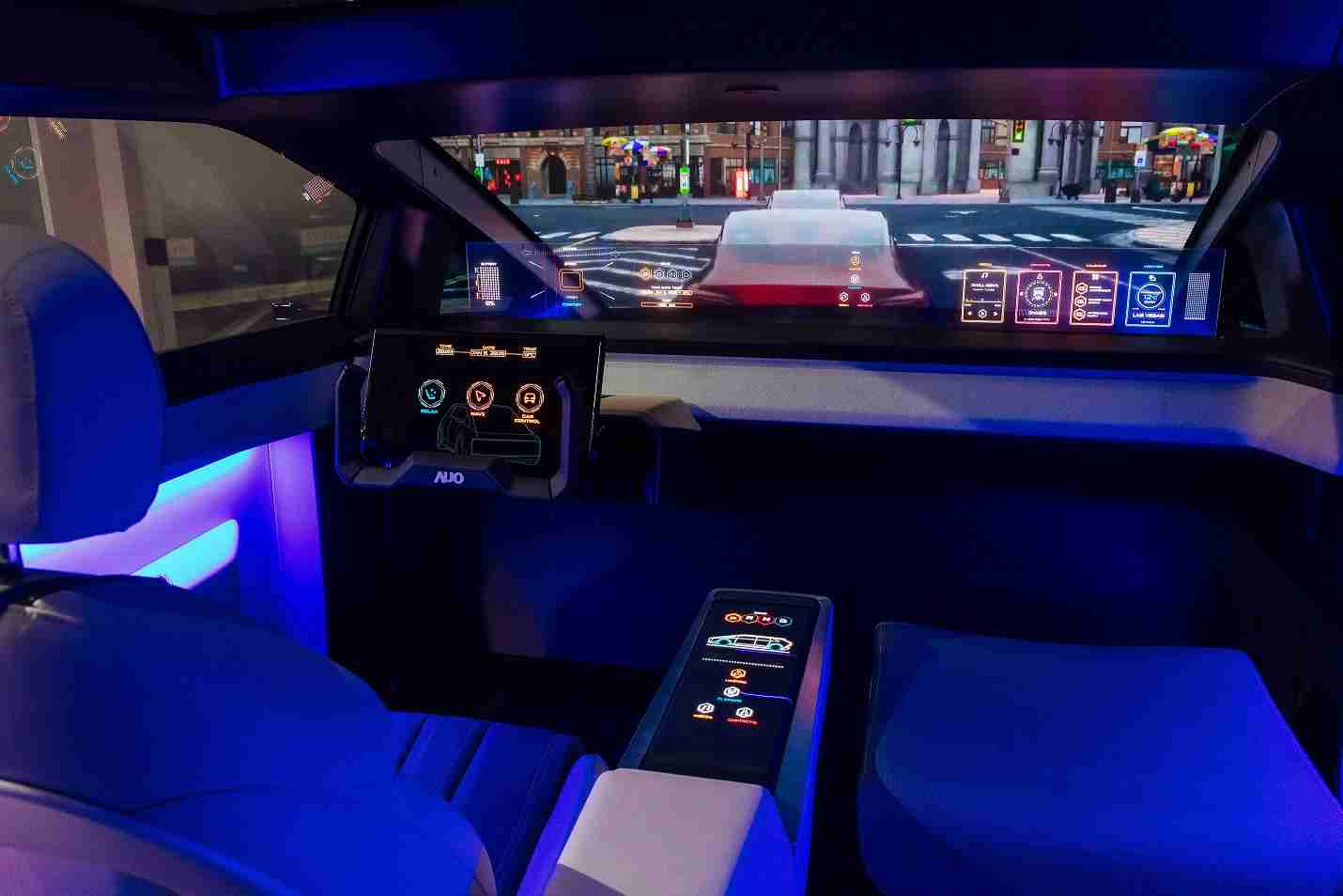 MG电玩连续四年入围科睿唯安全球百大创新机构，，，，专利布局科技与绿色创新前沿。。图为MG电玩发挥先进显示科技Micro LED多元尺寸与型态应用优势所打造之智能车舱；同时，，，MG电玩已于全球累积取得4500件节能减碳相关的专利证书，，，，当中2024年Micro LED年度获证量占比已超过8成